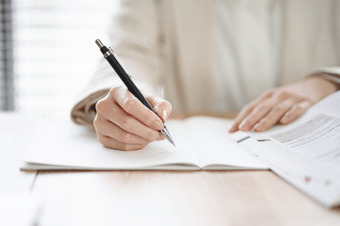 未経験から法務職にキャリアチェンジする場合、入社までの期間で勉強しておくべきことや必要な準備はありますか？