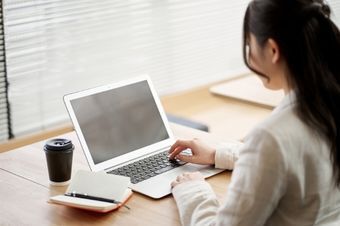 人事や人材業界に関連した業務経験はありませんが、人事へのキャリアチェンジは可能ですか。