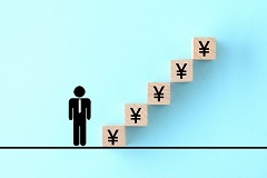 未経験・資格なしだと、転職時に年収はある程度妥協すべきでしょうか？