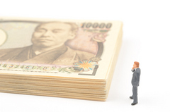 20代弁護士の年収相場を教えてください。