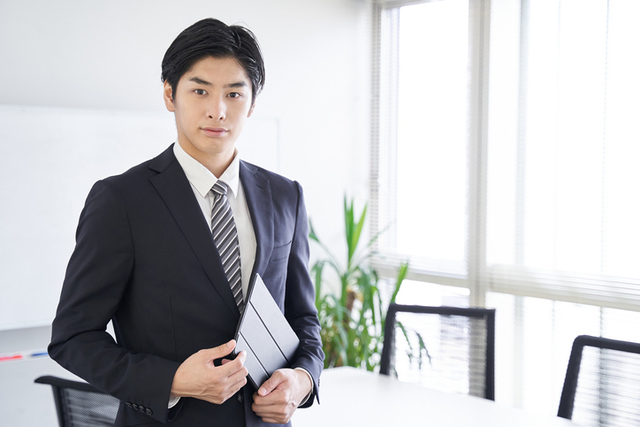 IPO準備企業での管理部門業務担当からIPO企業のHD初の経理責任者への転職。年収80万円アップの事例！