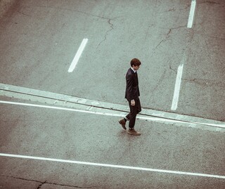 新人弁護士の平均年収が210万円ダウン？　弁護士の年収は、このまま下がり続けるのか